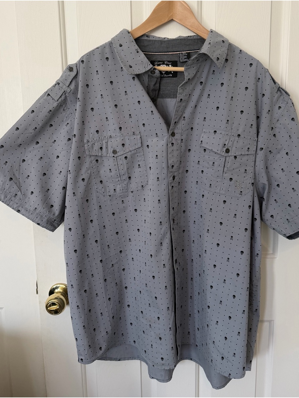 Men’s Short-Sleeve Button-Down Shirt in Light Gray with Subtle skull Print